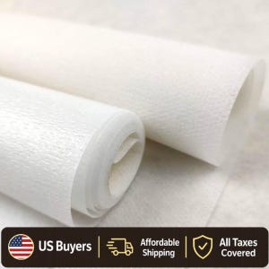 Puede incluir: Primer plano de dos rollos de tela blanca texturizada. Uno está enrollado firmemente, mientras que el otro está parcialmente desenrollado, revelando las capas de la tela. También incluye el texto: "US Buyers | Affordable Shipping | All Taxes Covered."