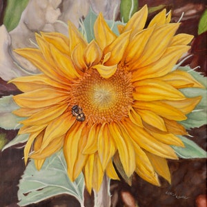 Pode incluir: Um close-up de um grande girassol amarelo brilhante com uma abelha marrom escura em uma das pétalas. O girassol está em foco, enquanto o fundo está desfocado.