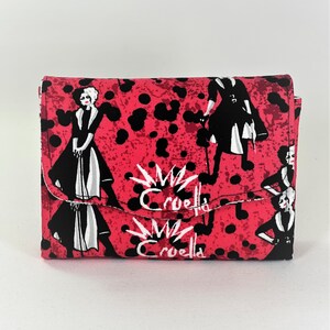 Cartera, tamaño más pequeño, estilo acordeón, Cruella Deville sobre tela roja, 5x4x1