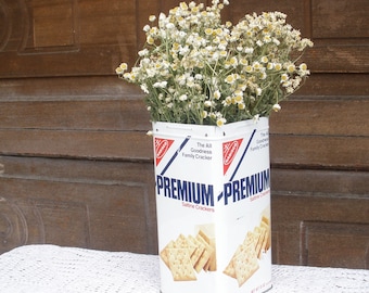 Vintage Nabisco cracker tin with dried Feverfew flowers, Vintage advertising,  Vintage kitchen decor