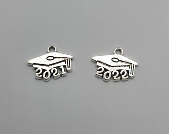 PRETYZOOM 30pcs Graduation Charms Antique Silver Graduation Cap Charm Pendants for DIY Craft Graduation Tassel Necklace Bracelet Earrings Jewelry Making