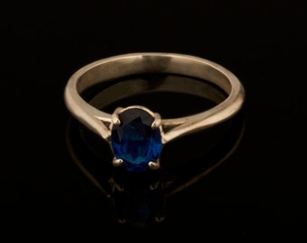 Oval solitaire engagement ring sapphire synthesis in royal blue 925 silver