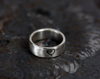 Ring mit Herz gestempelt aus 925 Silber