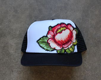 Roter spanischer Blumen Trucker