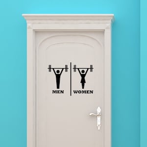 Letrero para puerta de baño, obra de arte para baño, hombres, mujeres, arte con pesas, pesas, gimnasio de hombres musculosos, calcomanía de entrenamiento, calcomanía de vinilo, arte de pared, decoración del hogar