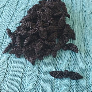 50 black pineapple frog closures