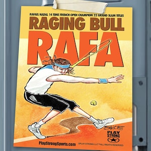 Puede incluir: Una ilustración de dibujos animados de un jugador de tenis en acción, con el texto "RAGING BULL RAFA" en letras grandes de color naranja. El jugador lleva una cinta para la cabeza azul, una camisa blanca, pantalones cortos negros y zapatos de tenis blancos. El jugador está balanceando una raqueta de tenis y una pelota de tenis amarilla está en el aire. El texto "Play Strong Sports.com" está en la parte inferior de la imagen.