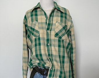 Camisa de franela a cuadros verde vintage // Abotonada con costura simple // Talla S de adulto, corte relajado