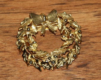 Vintage XIIX Collection Scarf Clip, Signed Gold Tone Christmas Wreath Scarf Ring, Holiday Scarf Slide, Xmas Jewelry Gift for Her Gift