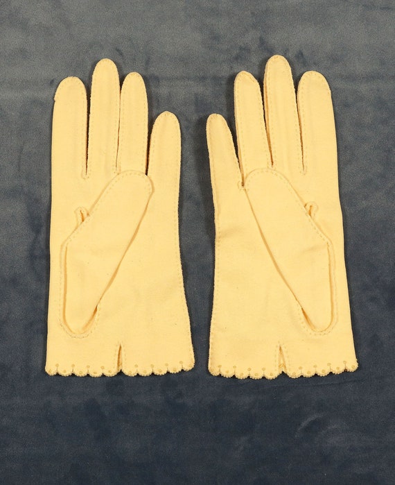 Vintage 1960's Women's Pale Yellow Cotton Gloves,… - image 2