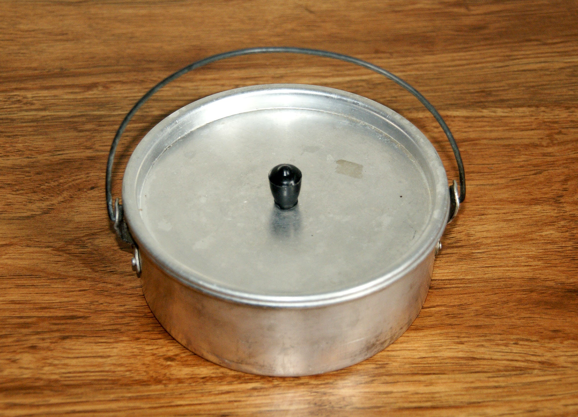 Belgique Champagne Aluminum 3-Qt. Nonstick Soup Pot with Lid