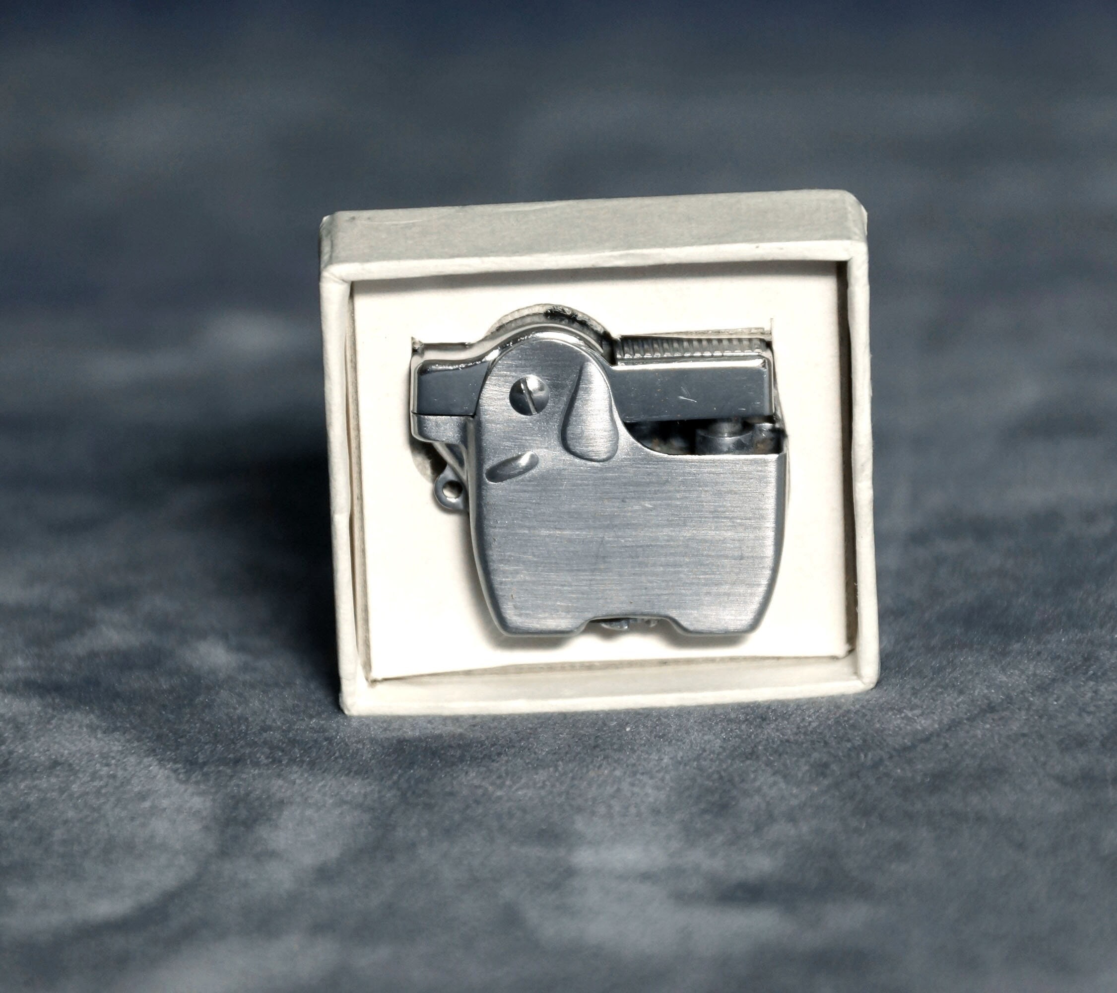 宅配便配送 Vintage RARE Crown Box in Lighter Cigarette Dog-lite アンティーク雑貨