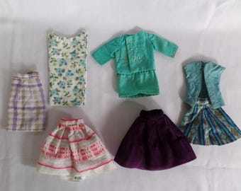 Lote de ropa hecha a mano para muñecas Barbie vintage de los años 60: conjuntos, faldas, vestido.