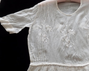 Vestido de té antiguo de estilo eduardiano de algodón con bordados, blanco sobre blanco, decoración victoriana.