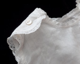 Camisón completo blanco vintage para niña pequeña, de algodón con ribete de encaje y botones en los hombros.