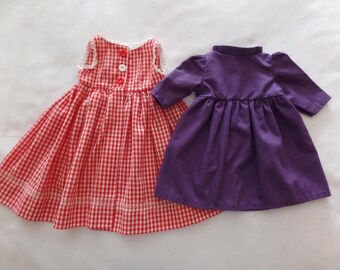 Dos vestidos para muñecas American Girl o de 45 cm, ropa: vestido de verano rojo a cuadros y vestido morado.