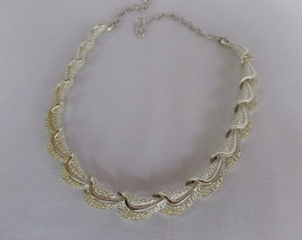 Gargantilla vintage de tono plateado de 17" de Coro, eslabones de cadena, textura brillante, cierre de anzuelo, hebra única, joyería de los años 60 o 70