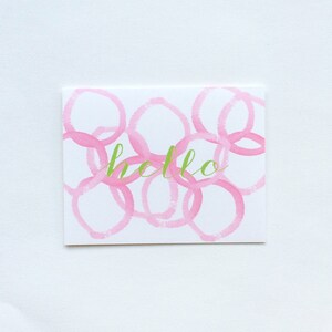 Illustré moderne cercle rose avec des cartes Bonjour vert