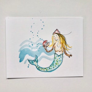 Sirène et coquille côtière colorée de bord de mer