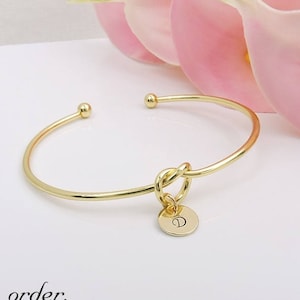 Pulseira personalizada para madrinhas "Eu não conseguiria amarrar o nó sem você" Pulseira personalizada dourada com monograma e letras para presente de madrinha