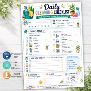Puede incluir: Una lista de control de limpieza diaria imprimible con ilustraciones coloridas de artículos de limpieza, plantas y estrellas. El texto incluye secciones para la fecha, tiempo disponible, enfoque de habitación, tareas, notas y logros diarios.