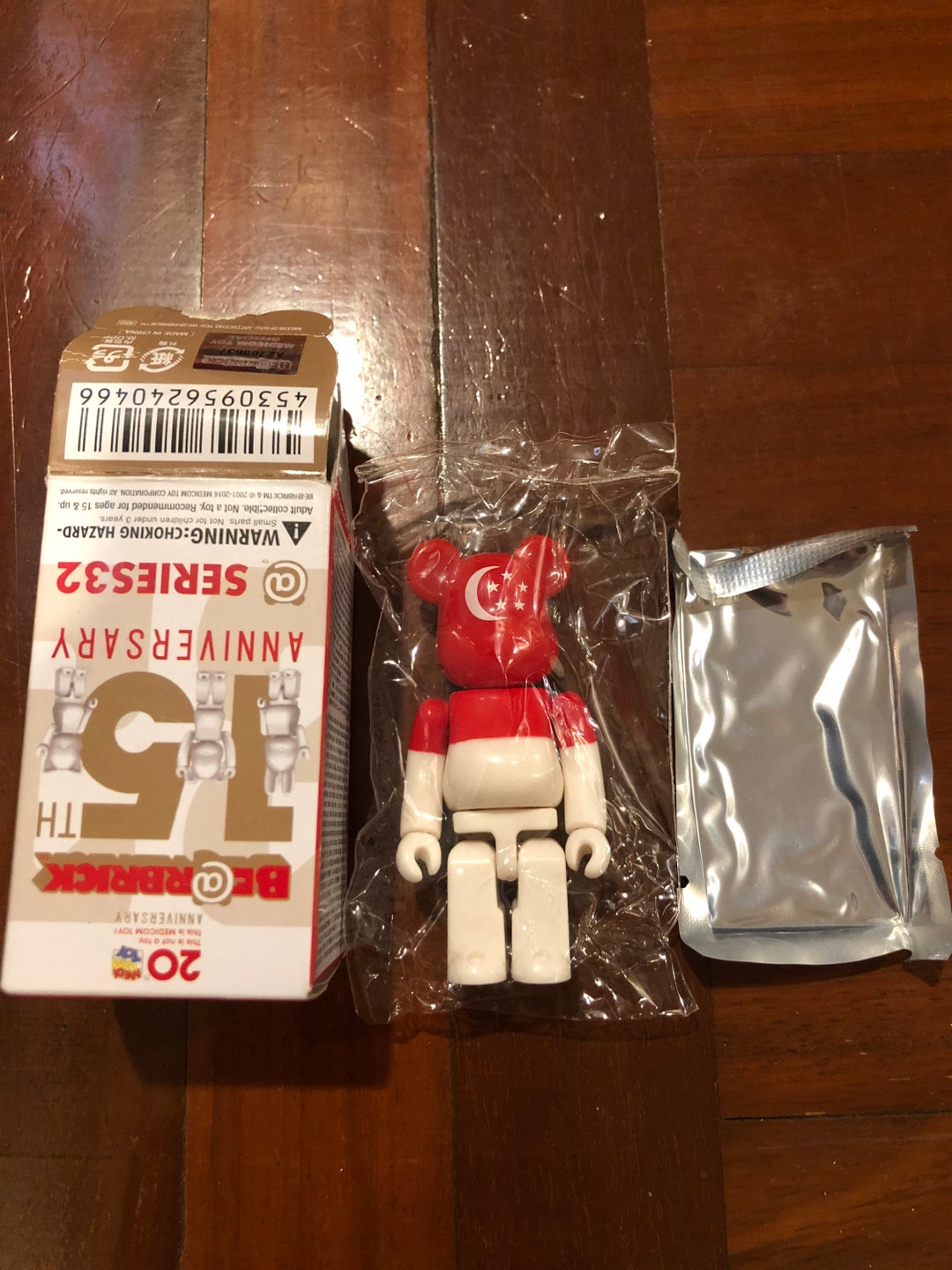 BE@RBRICK Series 32 Country Flag SINGAPORE Size 100 Percent