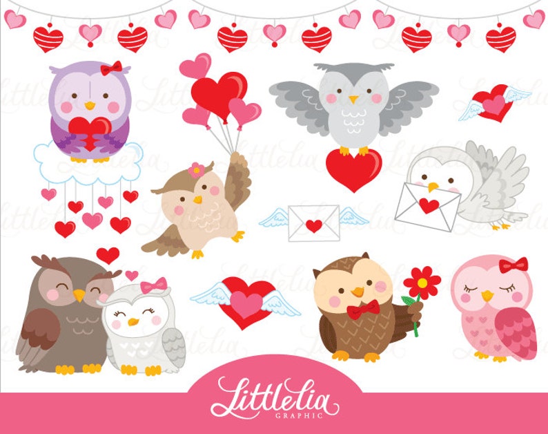 Pu&ograve; includere: Un set di 10 immagini clipart di San Valentino con gufi in varie pose. I gufi tengono cuori, fiori e lettere. C'&egrave; anche uno striscione di cuori nella parte superiore dell'immagine.