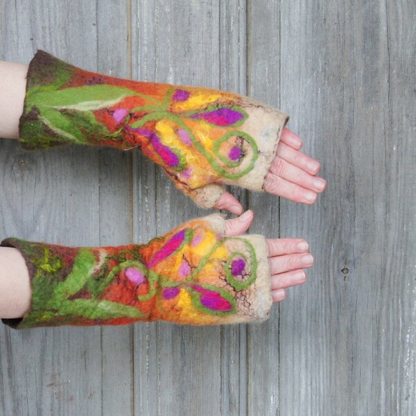 Nuno Filz, Fäustlinge, Seide und Wolle-Fäustlinge mit Blumenmotiv, braun und Orange. OOAK