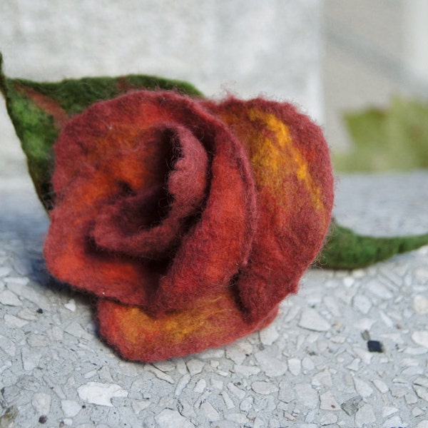Broche de fieltro flor, rosa roja con hojas. Regalo perfecto. OOAK