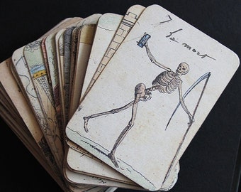May include: A deck of cards featuring a skeletal figure holding a scythe, with the text "La mort" on the top card.