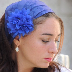 Charmante Royal Blue Stirnband Tichel mit charmanten blauen Blumenclips, Snood, Kopftuch, Kopfbedeckung, jüdische Kopfbedeckung, Schal, Bandana, Schürze