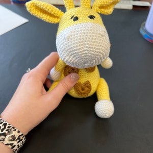 Norman the giraffe / crochet animal // amigurumi