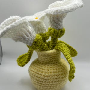 Calla Lillies in a vase  // crochet flowers // amigurumi // play flowers