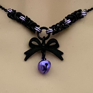 Black and Purple ribbon necklace with bell by Embellishmaille • Lolita necklace • Gothic accessory • Black ribbon bowtie • Cute DDlg Collar