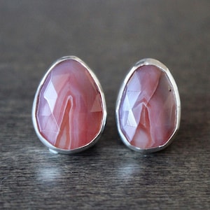 Rosenschliff, Natürliche rosa Achat Edelsteine, Handgemachte Sterling Silber Ohrringe, asymmetrische Ohrstecker, echte gebänderte Achat Cabochons, 9.15ctw