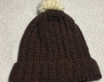 Gorro de ganchillo acanalado marrón