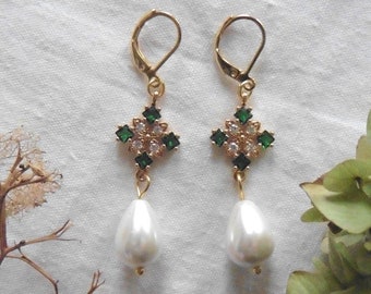 Pearl-drop Green Queen Tudor Earrings, Renaissance earrings, medieval earrings, Victorian earrings, historical earrings, Queen earrings