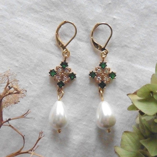 Pearl-drop Green Queen Tudor Earrings, Renaissance earrings, medieval earrings, Victorian earrings, historical earrings, Queen earrings