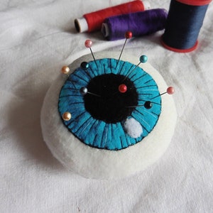 Blue Eye Needle Pin cushion, Needle holder, sewing gift, Eyeball, Anatomy, Gothic cushion, Witch eye, Third Eye, Optician gift, Spooky gift