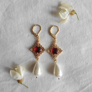 Oorbellen met rode parels in Tudor-stijl, Renaissance-oorbellen, middeleeuwse sieraden, historische sieraden, gotische stijl, parelmoeren oorbellen, rode oorbellen