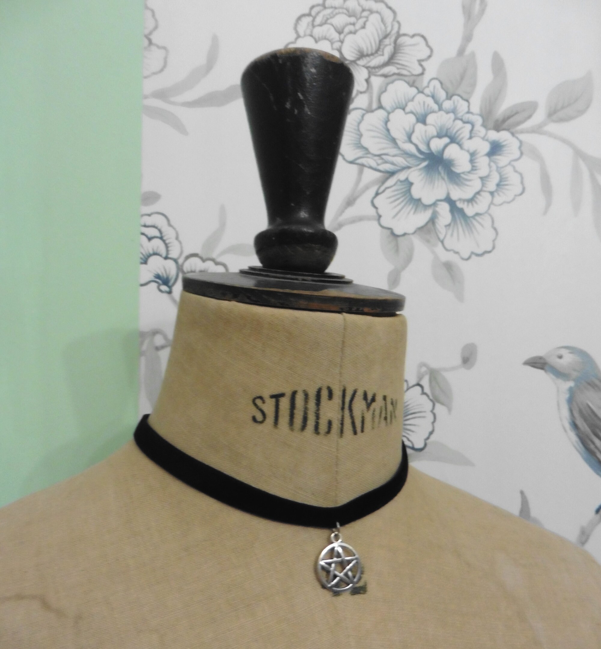 Collana Girocollo In Velluto Nero Con Ciondolo Foglia E Piuma - Stile Bohémien E Gotico