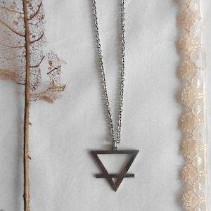 Collana occulta simbolo elemento terra triangolo invertito acciaio terra, gioielli esoterici, alchimia, wicca, gotico, collana strega, foresta