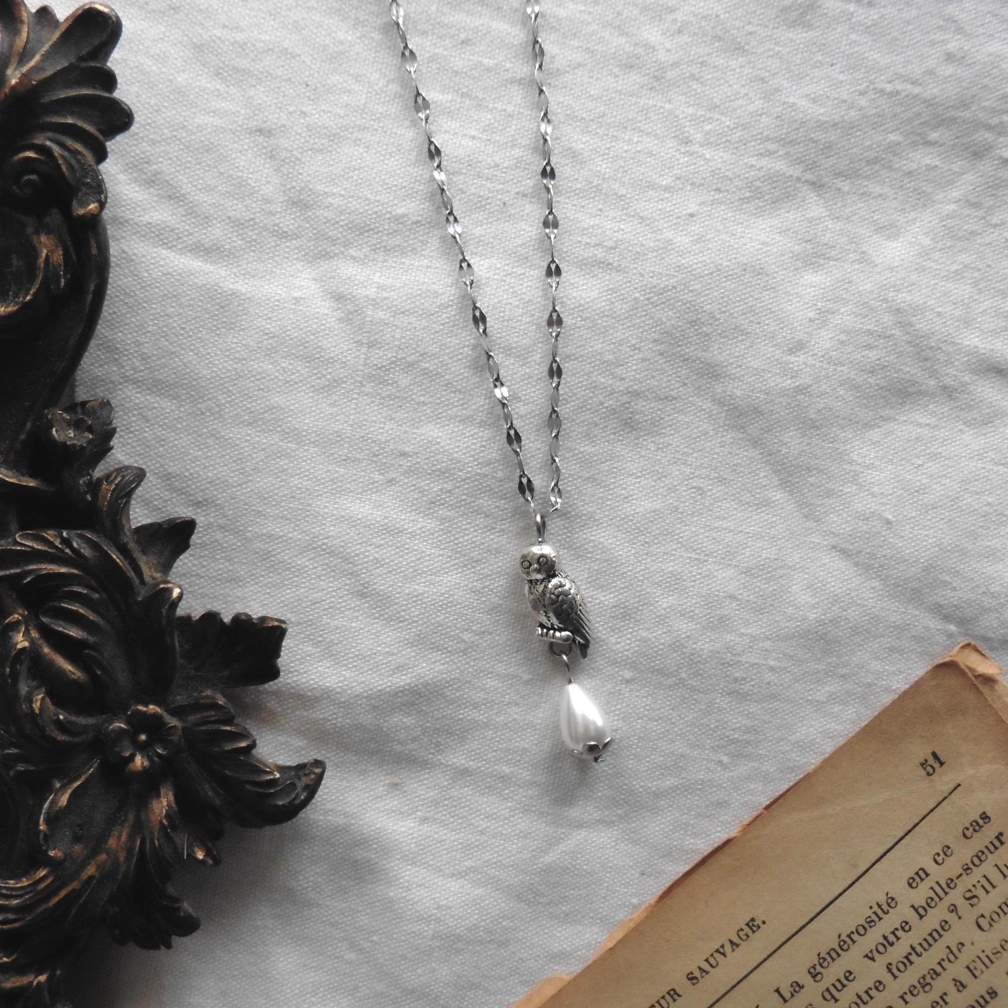Tyto Alba, Collier Chouette effraie acier argent et Perle goutte, Collier chouette, collier hibou, c