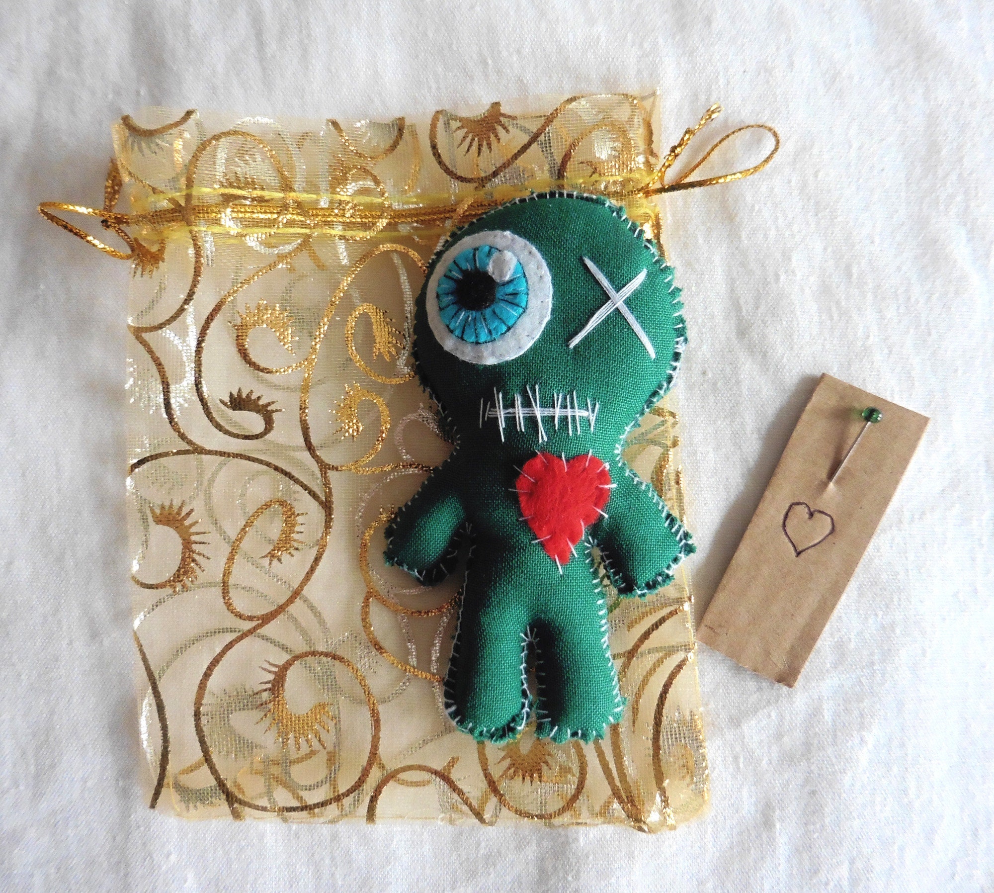 Zakvoodoopop, fetisj, knuffel, chromotherapie, heksenpop, hoodoo, gri-gri,  dagyde, chakrapop, amulet, hekserij, spreuk - Etsy België, image size:2000x1796