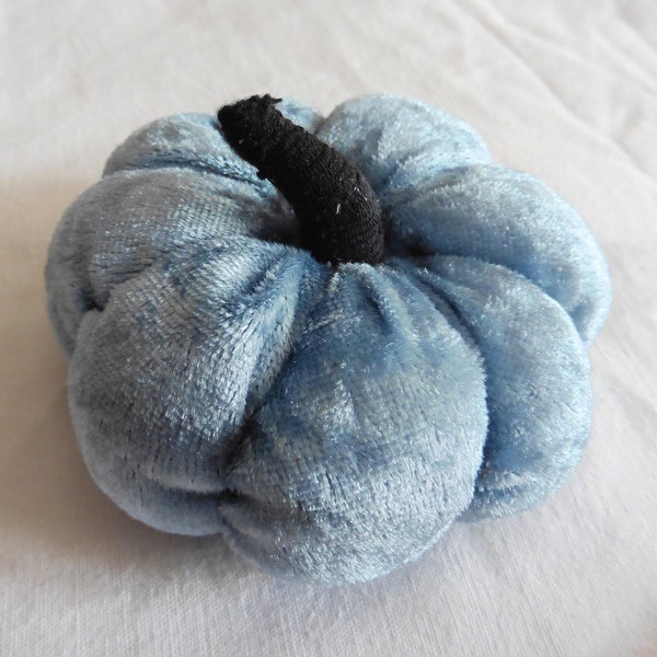 Ornamento di zucca Cottagecore, porta aghi di zucca di velluto blu, zucca, cuscino per aghi, fata del cucito, decorazione di zucca