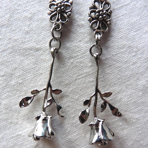 Oorbellen met roos en 3D zilveren steel, Renaissance oorbellen, middeleeuwse oorbellen, bloemenoorbellen, romantisch, coquette, bloemenringen