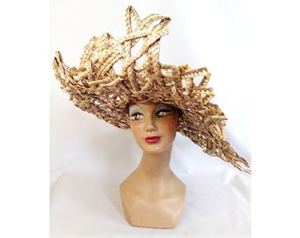 Grand chapeau paille cérémonie mariage extravagant