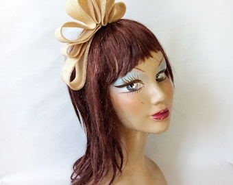 Beigefarbener minimalistischer Fascinator, origineller natürlicher Vintage-Retro-Hochzeitshut, Brauthut für die Zeremonie