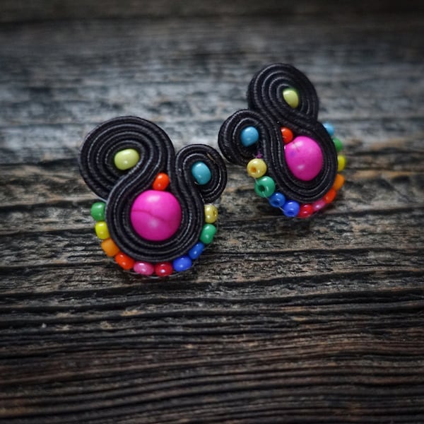 Beautiful soutache earrings ! Charming! Orecchini soutache, Boucles d'oreilles