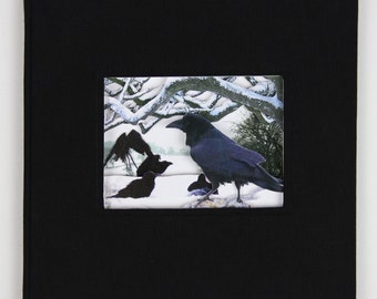 Könnte beinhalten: Ein schwarzer Buchumschlag mit einem Fenster, das eine Schneelandschaft mit vier schwarzen Raben zeigt. Die Raben sitzen auf Ästen und der Schnee fällt.